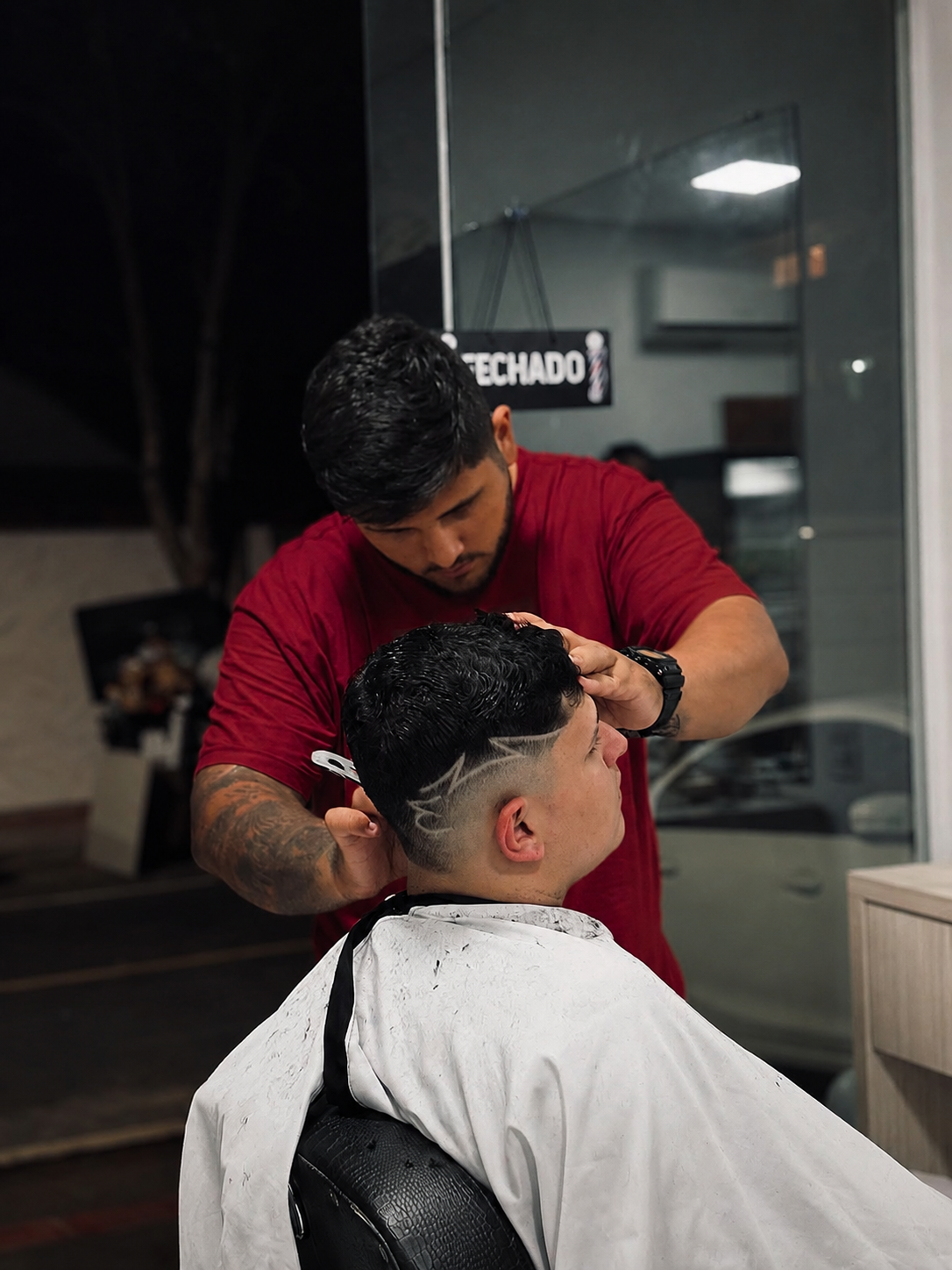 Barbeiro cortando cabelo