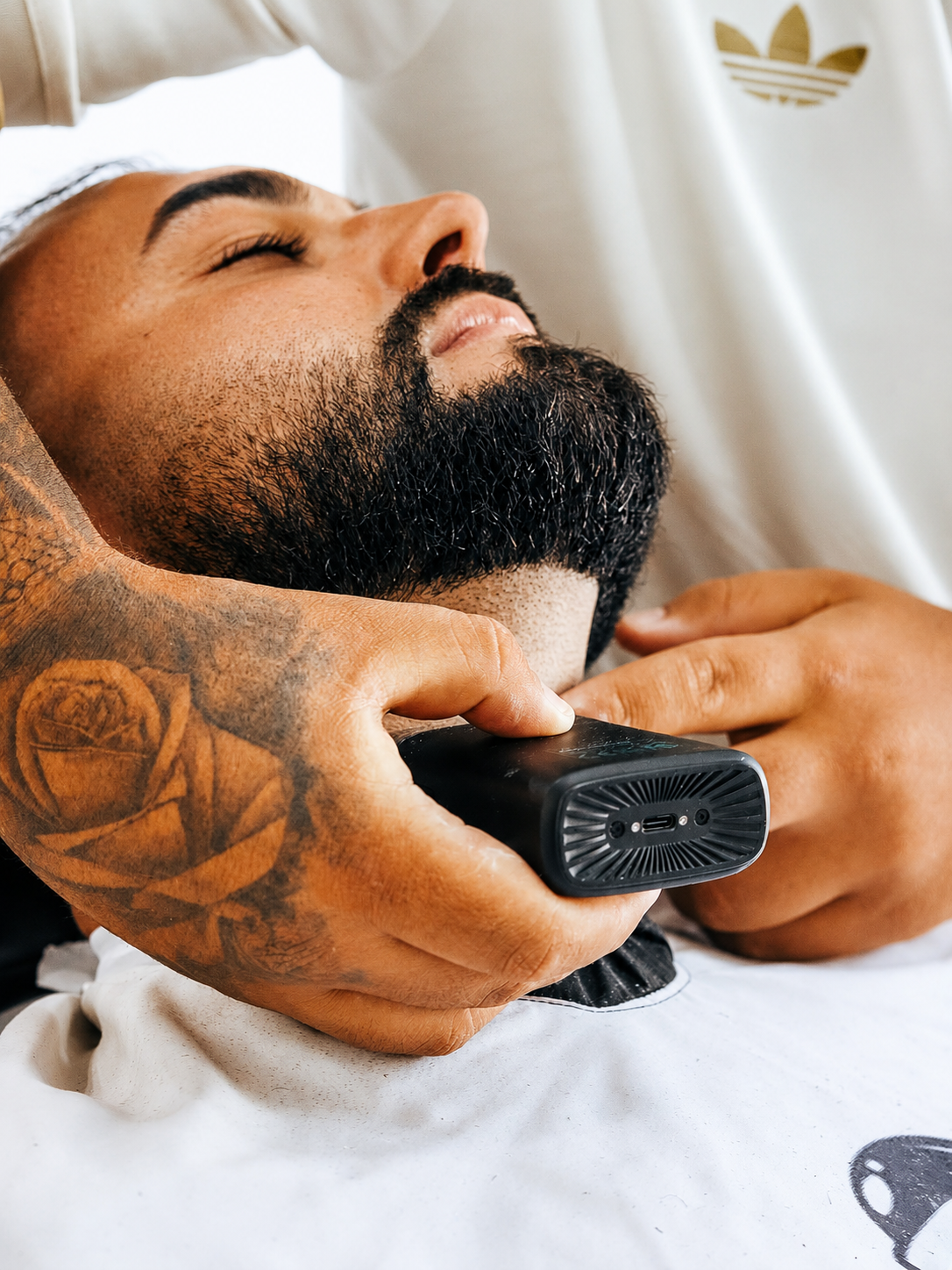 Barbeiro fazendo acabamento de barba